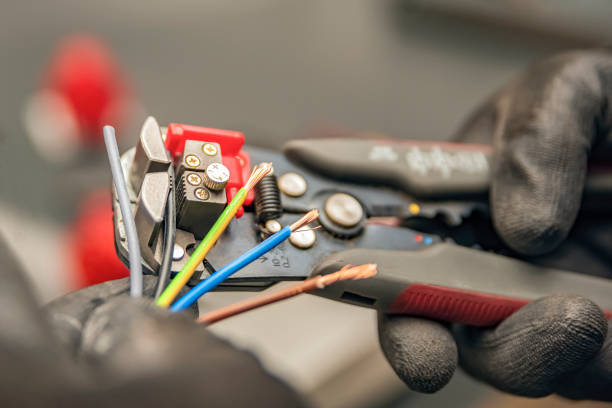Best Affordable Emergency Electrician  in Hialeah, FL